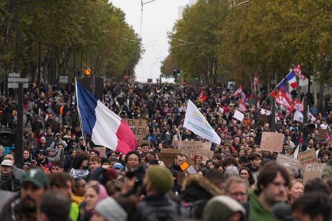 France’s Unrest Deepens: Nearly 1,000 Arrested as Violence Returns to the Streets